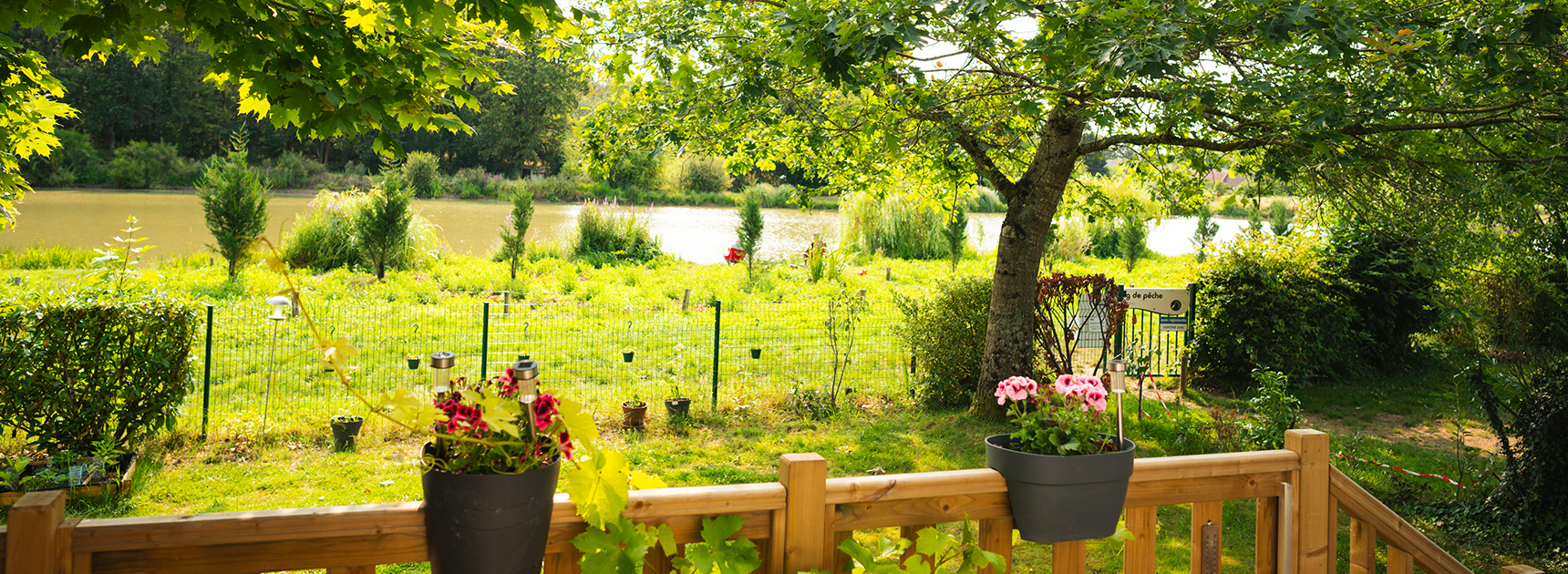 Un mobil home avec vu sur le Lac au Domaine de Dugny