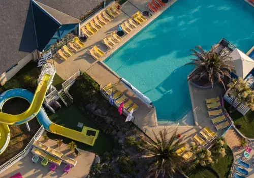 La piscine du camping Domaine de Kerlann vue en drone