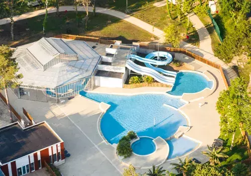 La piscine du camping Bois de Bayadène vu en drone