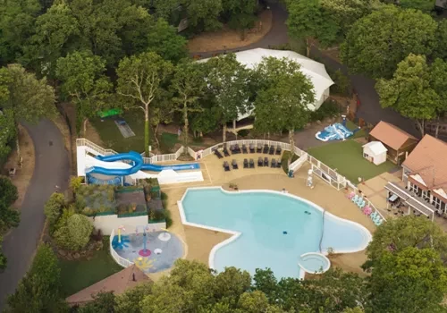 L'espace aquatique du camping Les Pierres Couchées vu en drone