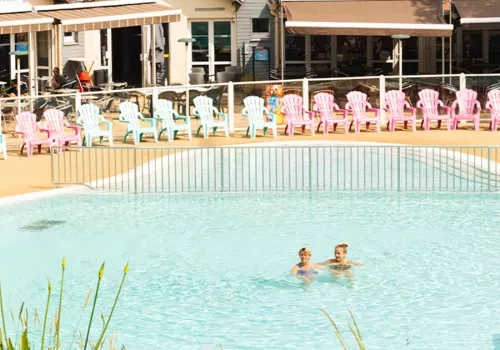 L'espace aquatique du camping Les Pierres Couchées vu depuis les toboggans