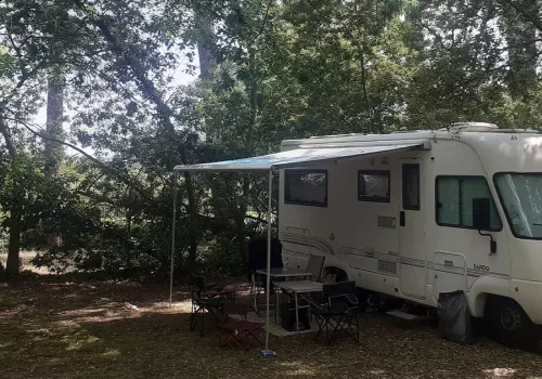 Emplacement camping-car au camping Le Lac à Mimizan