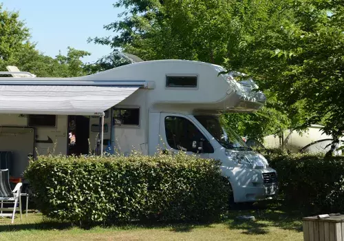 Emplacement camping-car au camping Le Pipiou