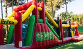 Jeux gonflable au camping le Bois de Bayadène
