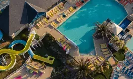 Piscine ouverte et couverte Vu en drone au Domaine de Kerlann
