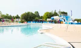 La piscine ouverte au Domaine de Dugny