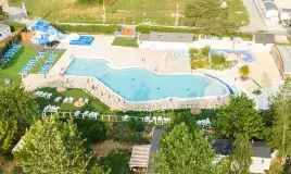 La piscine du camping le Domaine de Dugny vu en drone