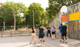 Faire du basket au camping Les Pierres Couchées