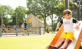 Toboggan sur l'aire de jeux au camping Les Pierres Couchées