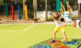 Jouer à la marelle sur l'aire de jeux au camping Les pierres couchées