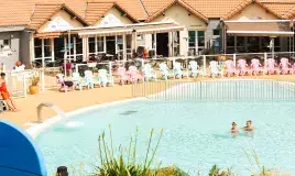 Piscine au camping Les Pierres Couchées