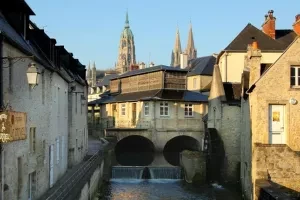Parcourir le vieux Bayeux