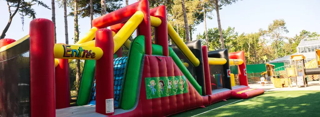 Jeux gonflable au camping le Bois de Bayadène