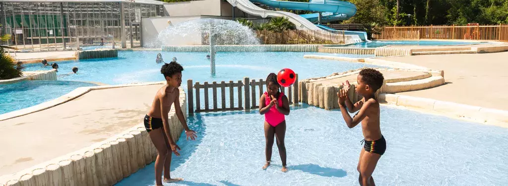 Aire de jeux au camping Bayadène
