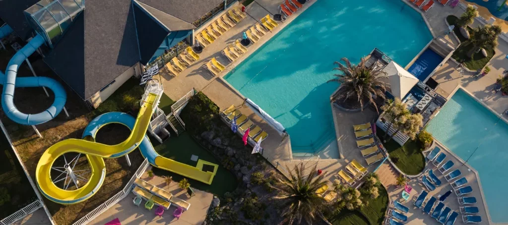 La piscine du camping Domaine de Kerlann vue en drone