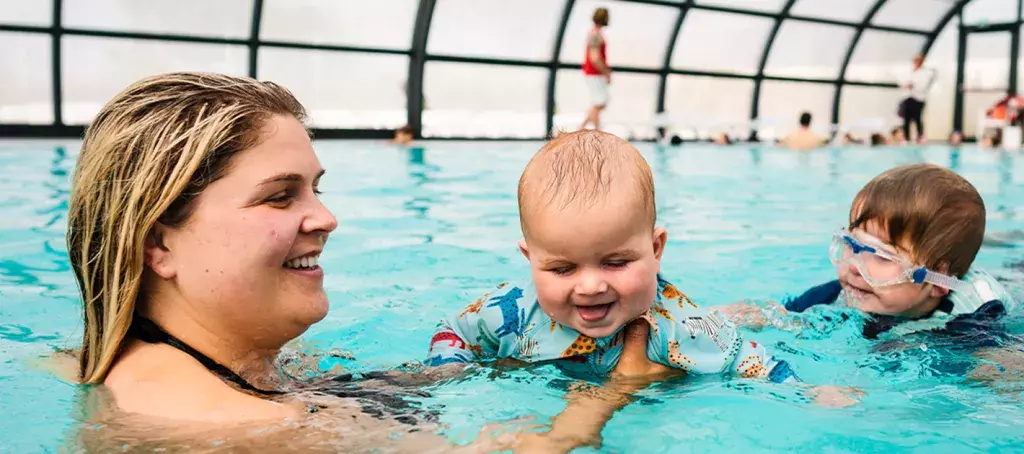 Piscine en famille au Domaine de Litteau
