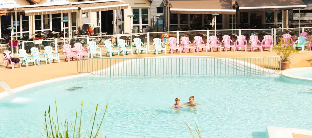 L'espace aquatique du camping Les Pierres Couchées vu depuis les toboggans