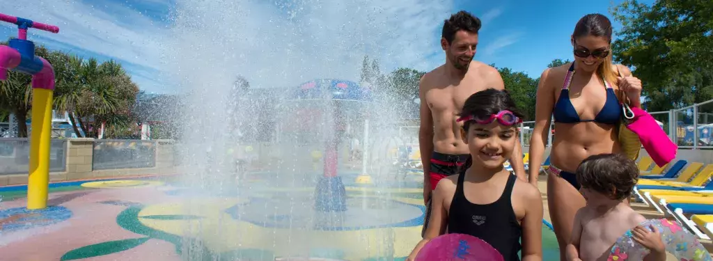 Piscine aire de jeux pour les enfants 