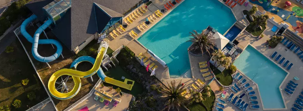 Piscine ouverte et couverte Vu en drone au Domaine de Kerlann