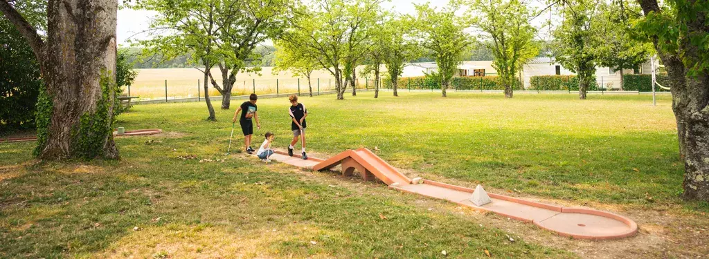 Faire du Mini Golf au Domaine de Dugny