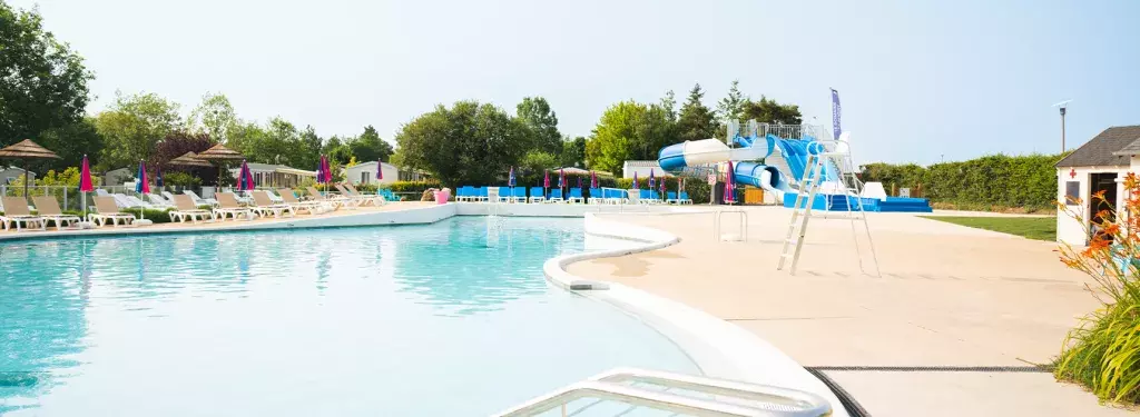 La piscine ouverte au Domaine de Dugny