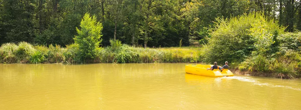 Faire du Pédalo au Domaine de Dugny