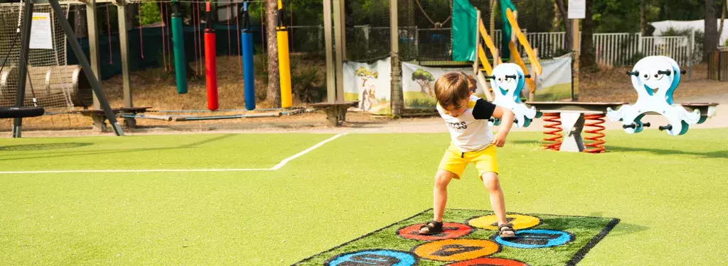 Jouer à la marelle sur l'aire de jeux au camping Les pierres couchées