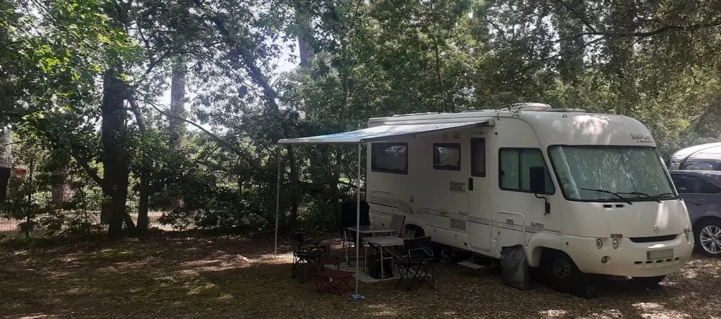 Emplacement camping-car au camping Le Lac à Mimizan
