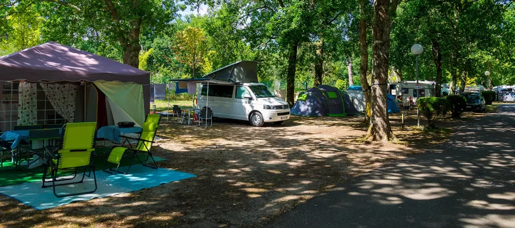 Emplacement de camping pour grande tente au camping La Pointe