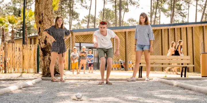 Jouez à la pétanque