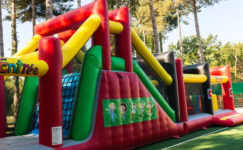 Jeux gonflable au camping le Bois de Bayadène