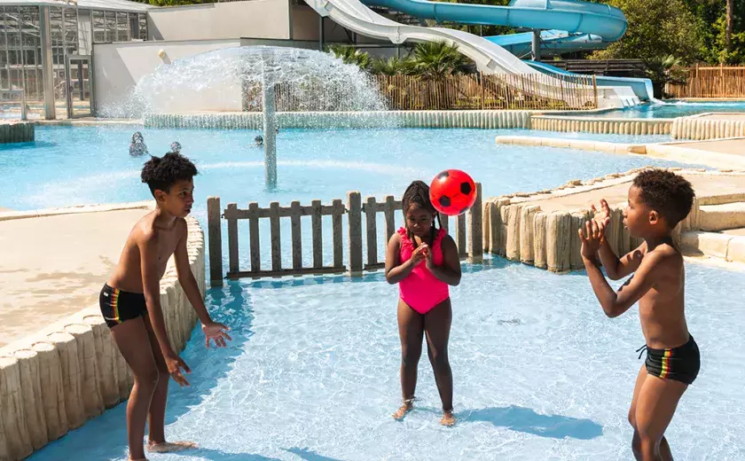 Aire de jeux au camping Bayadène