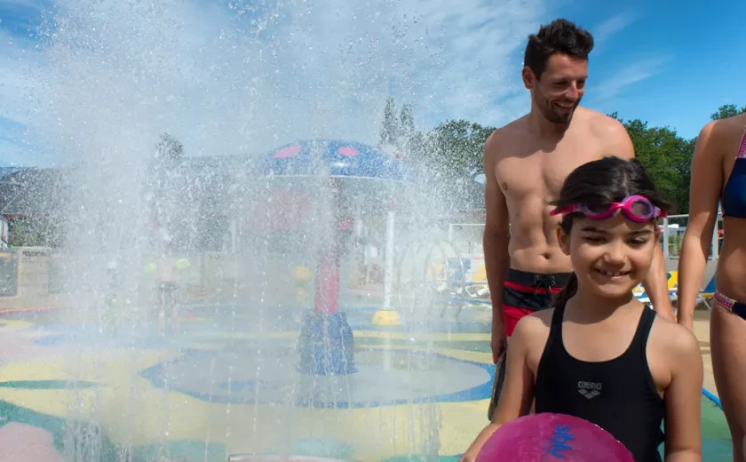 Piscine aire de jeux pour les enfants 