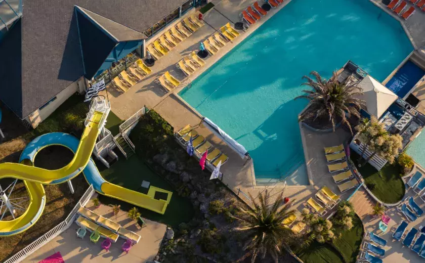Piscine ouverte et couverte Vu en drone au Domaine de Kerlann