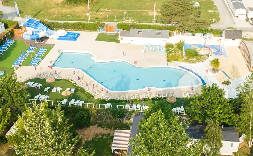 La piscine du camping le Domaine de Dugny vu en drone