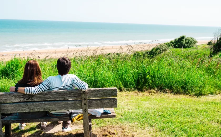 Balade en amoureux sur la plage 