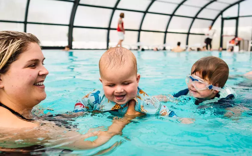 Baignade à la piscine à Litteau