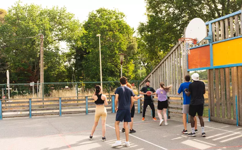 Faire du basket au camping Les Pierres Couchées