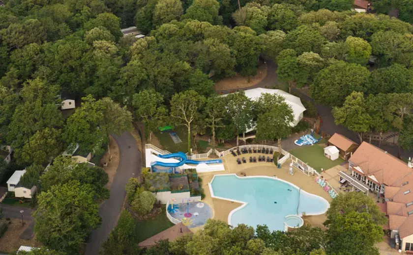 La piscine de du camping Les Pierres Couchées vu en drone