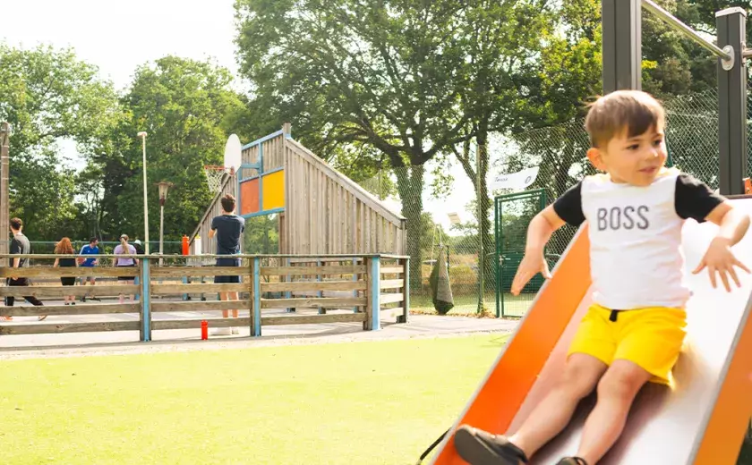 Toboggan sur l'aire de jeux au camping Les Pierres Couchées