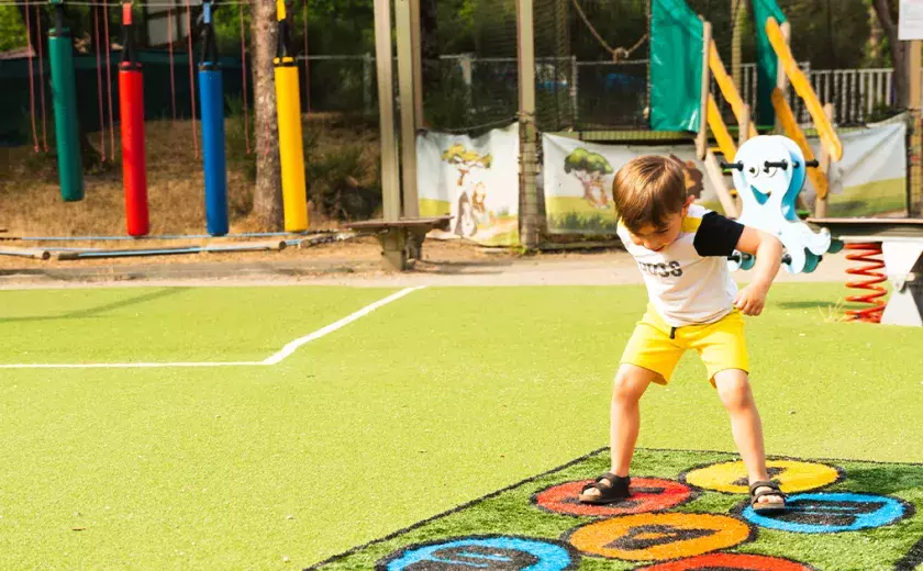 Jouer à la marelle sur l'aire de jeux au camping Les pierres couchées
